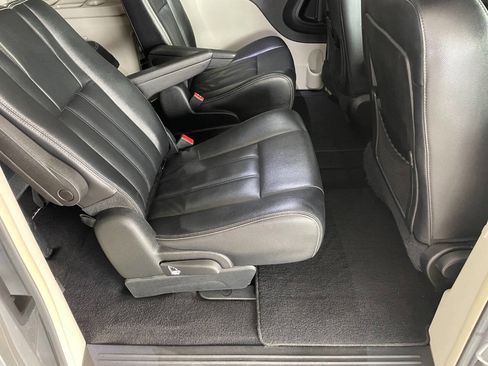 Used 2014 Chrysler Town & Country Touring image 26