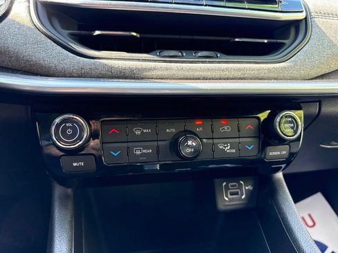 Used 2025 Jeep Compass Latitude w/ Sun & Sound Group AWD/4WD image 30