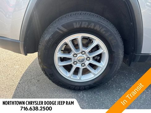 Used 2018 Jeep Grand Cherokee Laredo AWD/4WD image 14