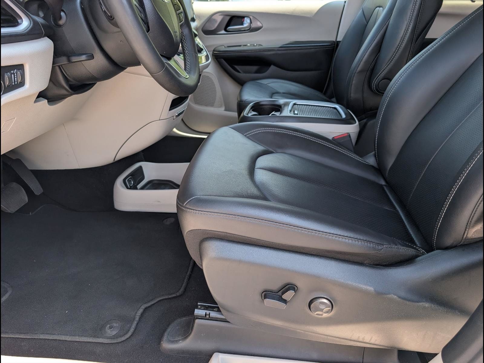 Used 2024 Chrysler Pacifica Touring-L FWD image 11