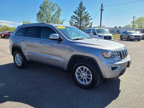 Used 2018 Jeep Grand Cherokee Laredo AWD/4WD image 4