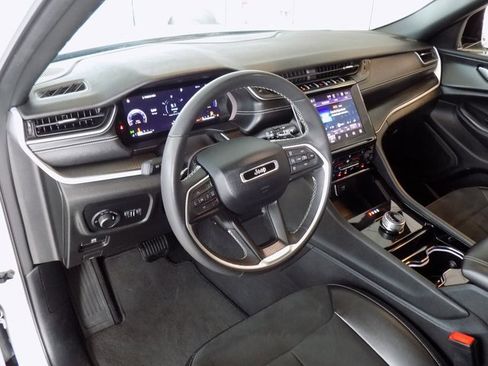 Certified 2023 Jeep Grand Cherokee Altitude image 11