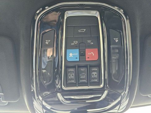 Used 2023 Jeep Grand Cherokee Overland w/ Luxury Tech Group IV AWD/4WD image 39