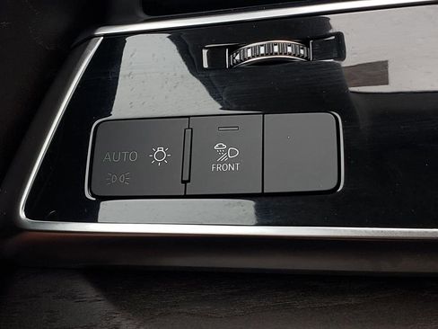 Used 2022 Audi Q8 Premium image 29