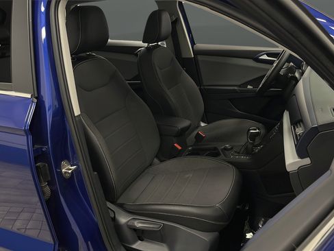 Used 2022 Volkswagen Taos SE w/ Panoramic Sunroof Package FWD image 24