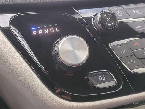 Used 2024 Chrysler Pacifica Touring-L image 38