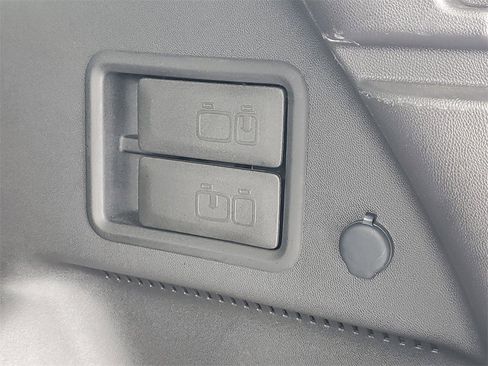 Used 2023 GMC Terrain SLE w/ Driver Convenience Package image 8