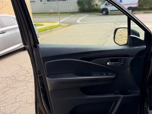 Used 2019 Honda Pilot Touring image 12