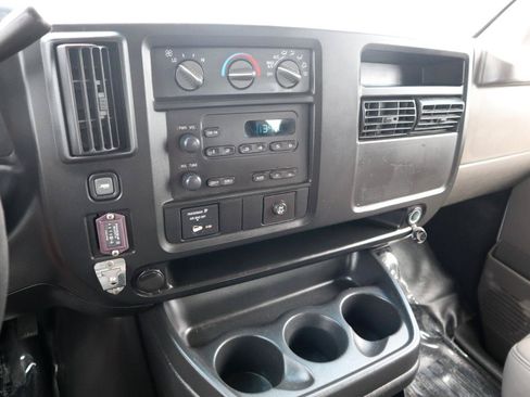 Used 2007 Chevrolet Express 3500 Extended Passenger RWD image 19