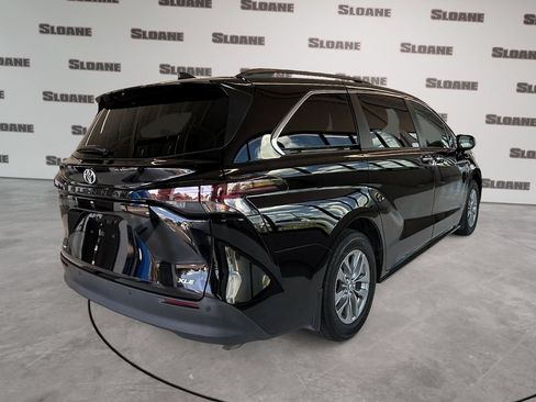 Used 2026 Toyota Sienna XLE AWD/4WD image 5