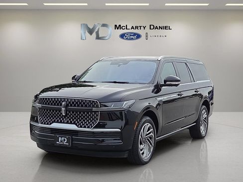 Certified 2025 Lincoln Navigator L Reserve AWD/4WD image 2