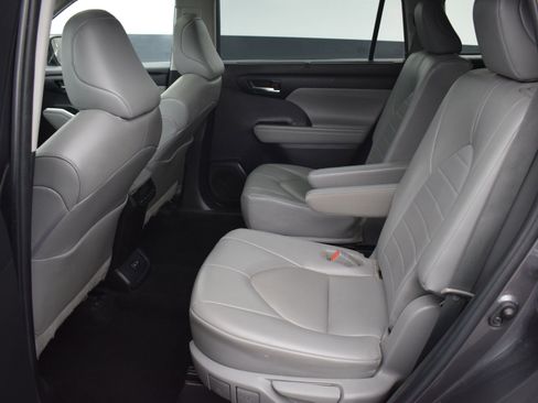 Used 2022 Toyota Highlander XLE image 15