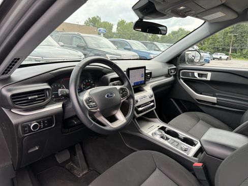 Used 2023 Ford Explorer XLT AWD/4WD image 9
