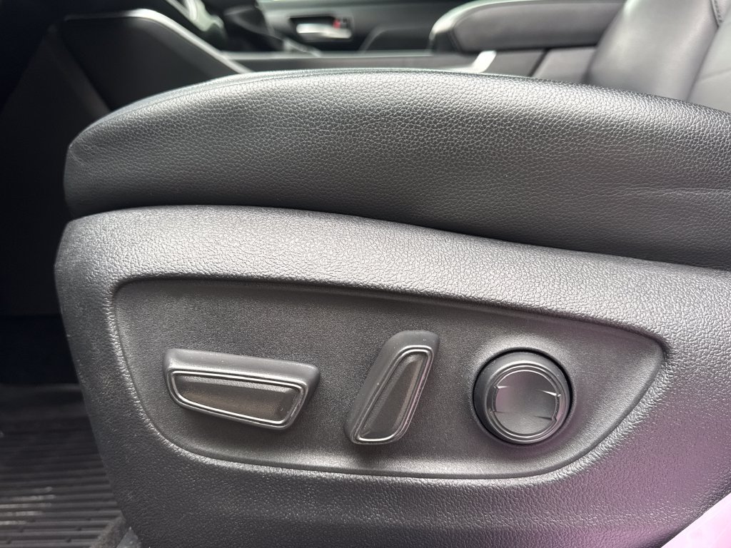 Used 2025 Toyota Highlander XLE FWD image 15