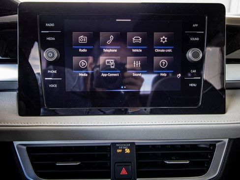 New 2026 Volkswagen Taos SE image 4