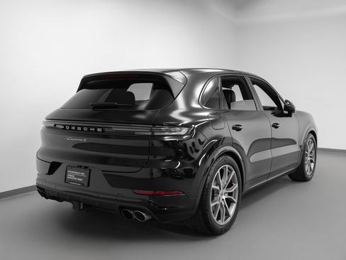 Used 2025 Porsche Cayenne S image 12
