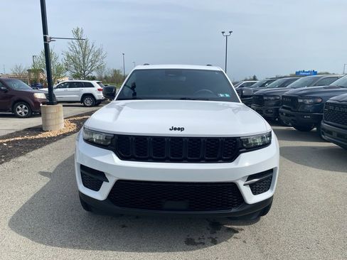 Used 2023 Jeep Grand Cherokee Altitude AWD/4WD image 6