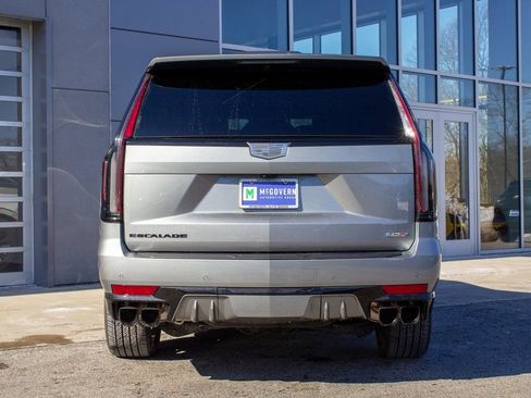 Used 2023 Cadillac Escalade V w/ LPO, ONYX Package image 9
