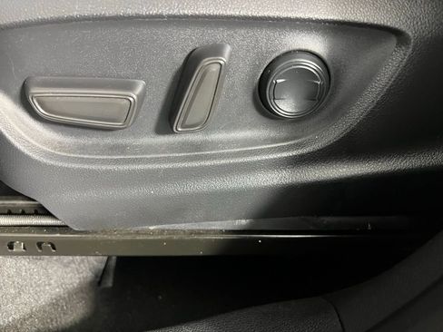 Used 2022 Toyota Corolla Cross XLE w/ Convenience Package image 23