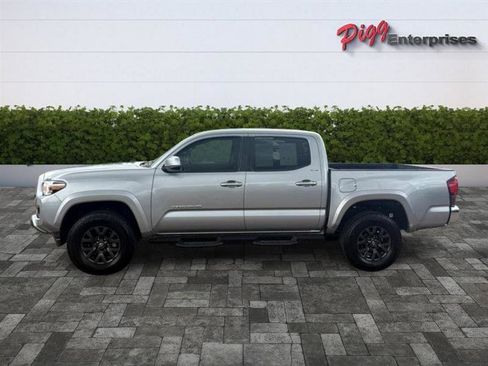 Used 2021 Toyota Tacoma SR5 RWD image 3