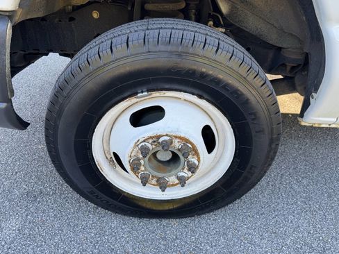 Used 2011 Ford E-450 and Econoline 450 Super Duty image 12