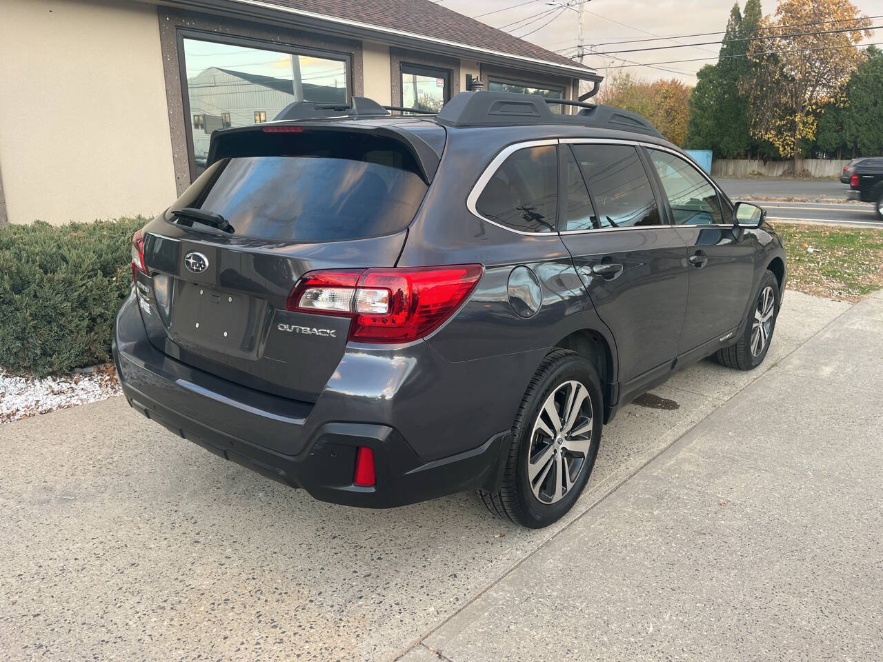 Used 2018 Subaru Outback 2.5i Limited AWD/4WD image 2