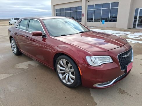 Used 2018 Chrysler 300 Touring L image 7