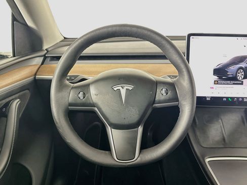 Used 2024 Tesla Model Y Long Range AWD/4WD image 17