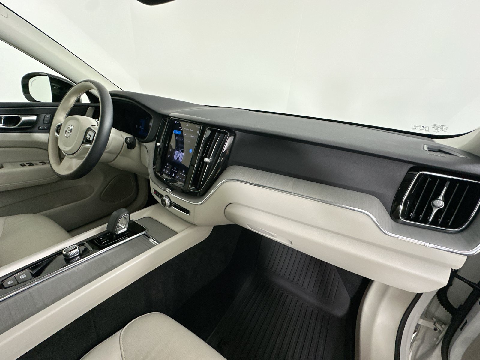 Certified 2024 Volvo XC60 B5 Plus w/ Climate Package AWD/4WD image 46