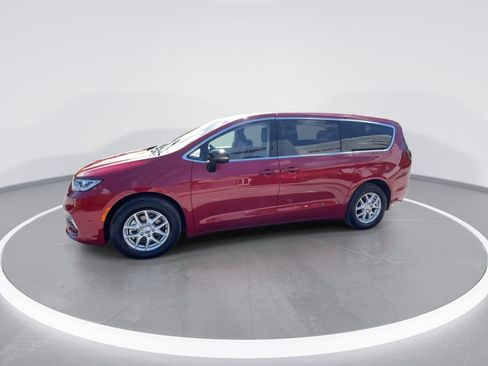 Used 2024 Chrysler Pacifica Touring-L FWD image 9