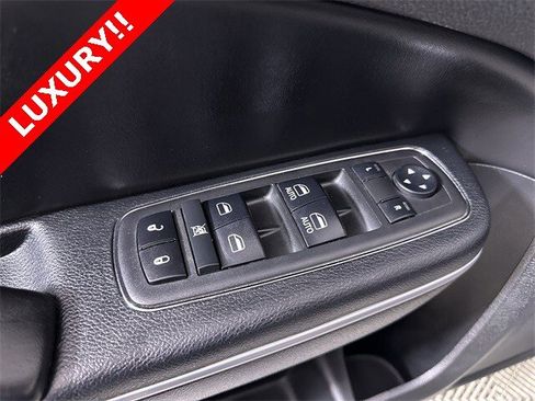 Used 2018 Chrysler 300 Limited image 24