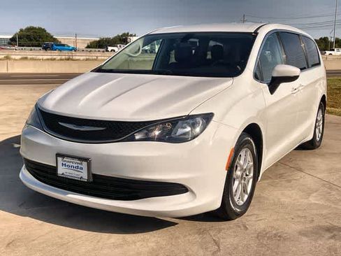 Used 2020 Chrysler Voyager LX FWD image 2