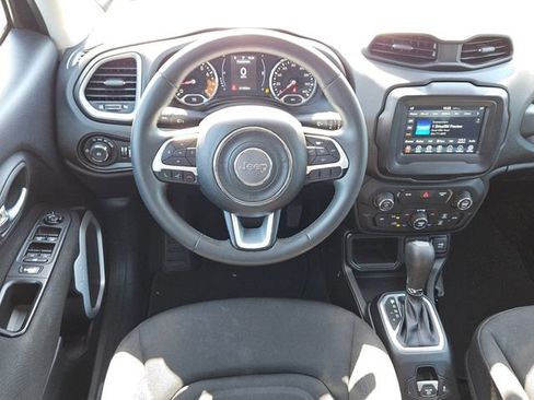 Used 2018 Jeep Renegade Latitude FWD image 12