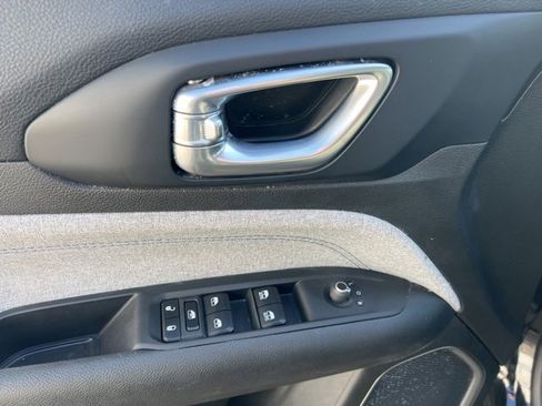 Used 2024 Jeep Compass Latitude image 25