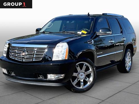 Used 2013 Cadillac Escalade Luxury RWD image 1