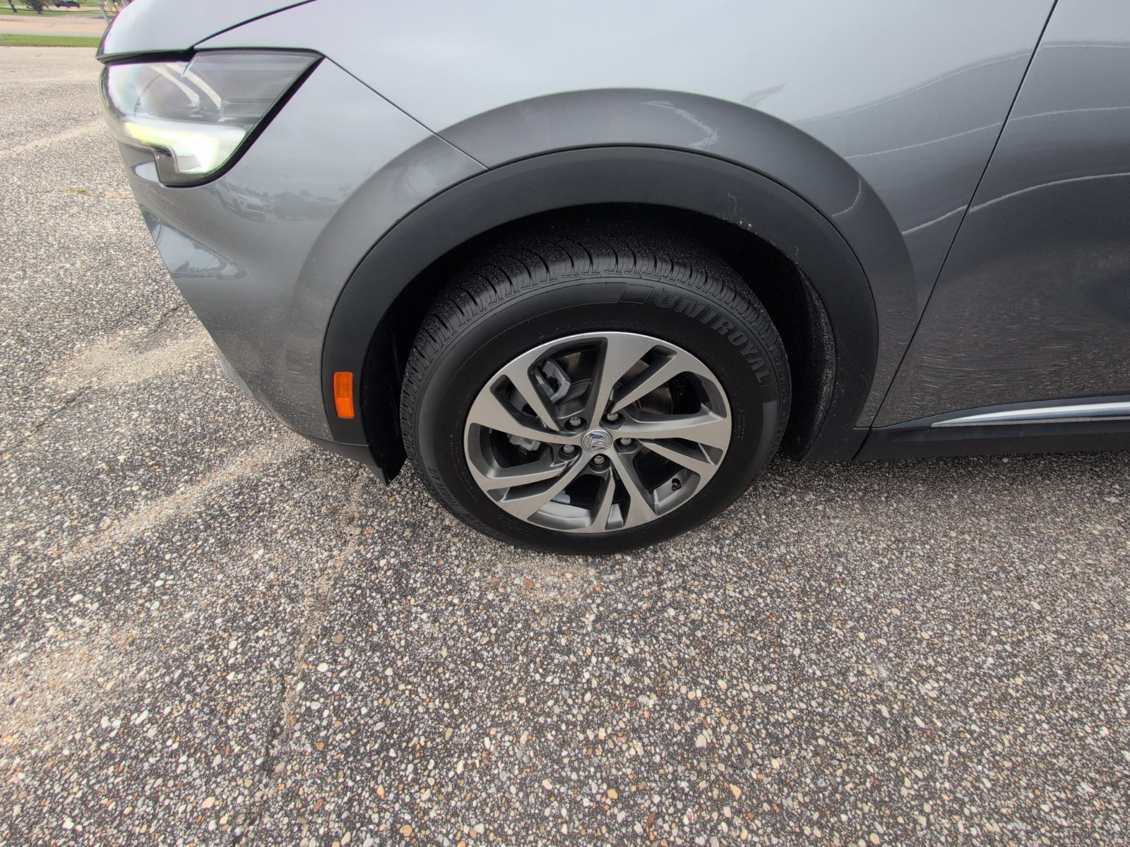 Used 2022 Buick Envision Essence w/ Safety Package FWD image 3