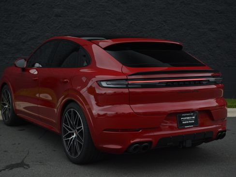 Certified 2025 Porsche Cayenne GTS AWD/4WD image 3
