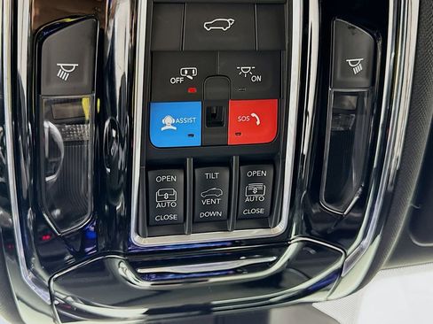 Used 2022 Jeep Grand Cherokee Overland w/ MOPAR Finishing Package AWD/4WD image 19