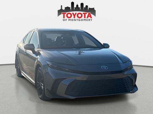 Used 2025 Toyota Camry SE image 1