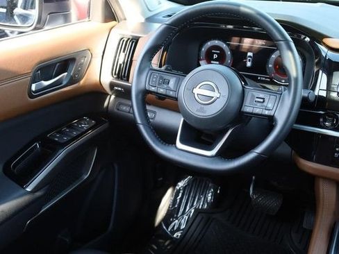 Certified 2025 Nissan Pathfinder Platinum FWD image 29