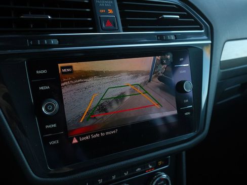 Used 2018 Volkswagen Tiguan SE image 19