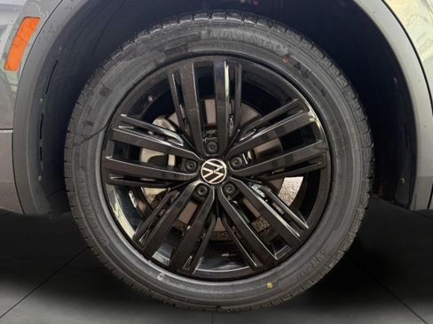 Used 2022 Volkswagen Tiguan SE R-Line AWD/4WD image 7