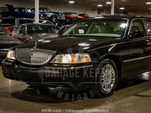 Used 2010 Lincoln Town Car Signature Limited image 21