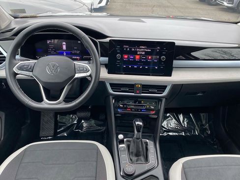 Used 2025 Volkswagen Taos SE image 11