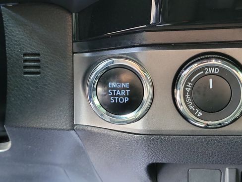 Used 2018 Toyota Tacoma TRD Off-Road image 29