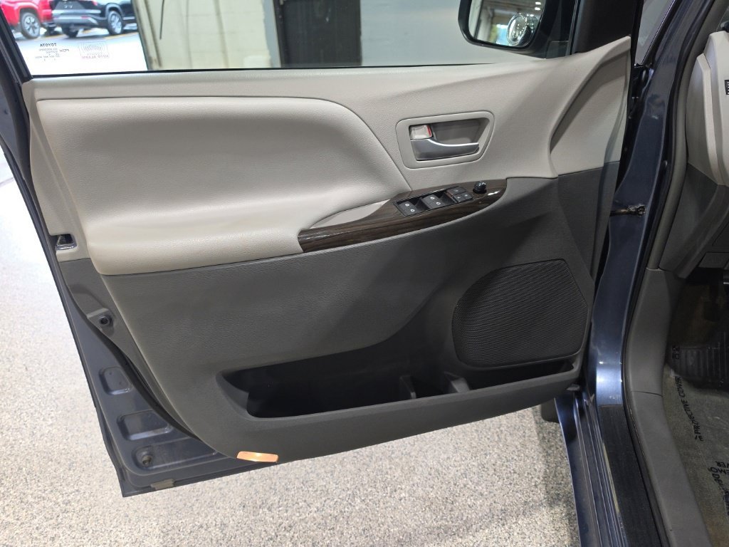 Used 2017 Toyota Sienna XLE FWD image 11