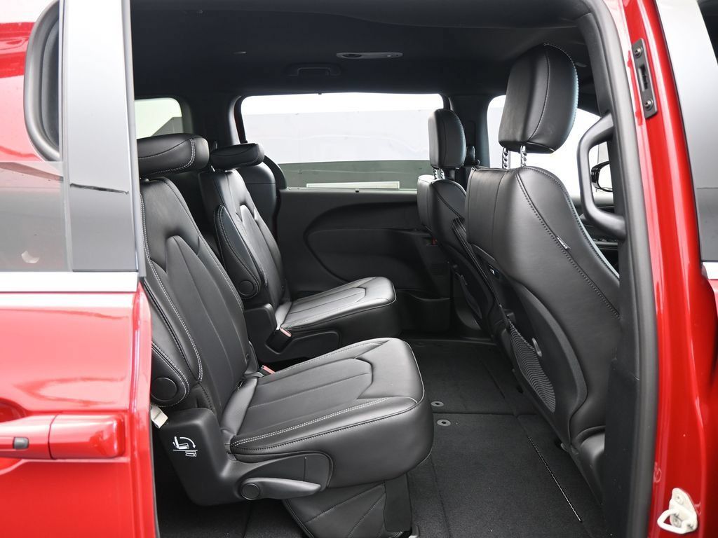 New 2026 Chrysler Pacifica Select FWD image 32