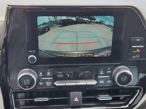 Used 2023 Toyota Highlander LE image 14