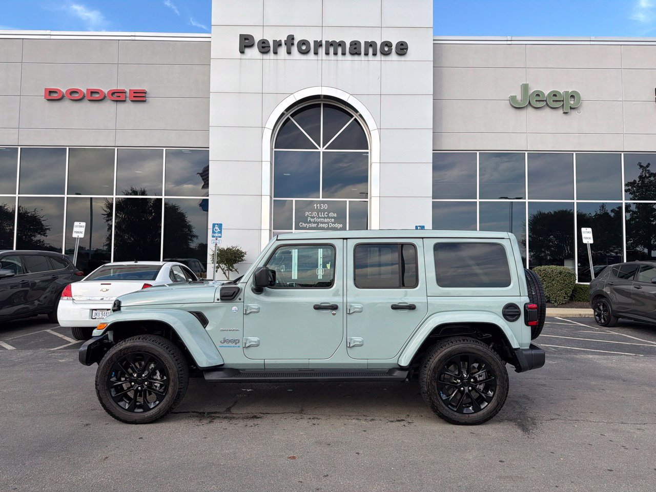 Used 2023 Jeep Wrangler Unlimited Sahara w/ Cold Weather Group AWD/4WD image 5