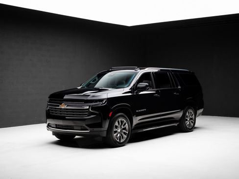 Used 2024 Chevrolet Suburban LT w/ Luxury Package RWD image 4